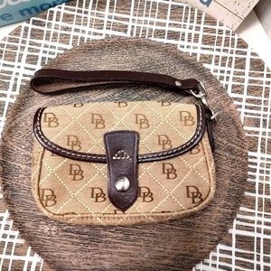 😍 Vintage Y2K GUC Dooney & Bourke Brand Signature Monogram Canvas Wristlet